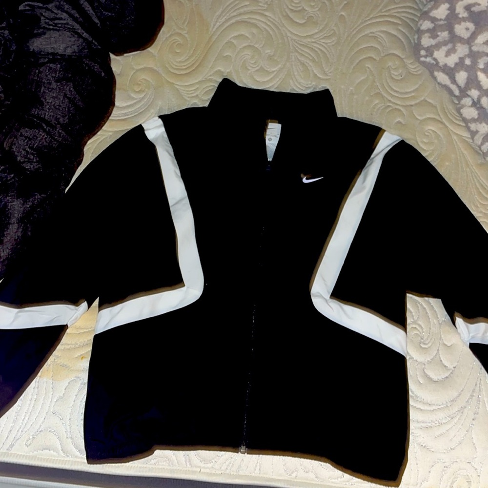 Mens Nike bomber jacket size medium selling for 80$